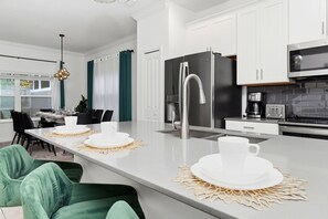 Fridge, microwave, oven, stovetop - Private Family Oasis in ChampionsGate (Davenport)