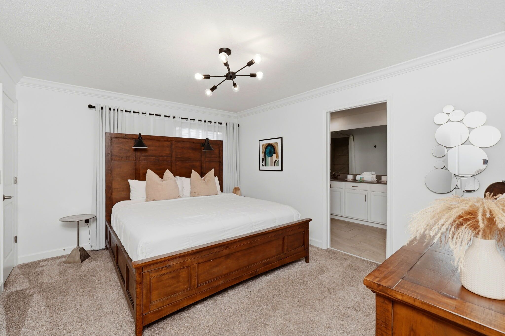 Schreibtisch, Bügeleisen/Bügelbrett, Reisekinderbett, WLAN