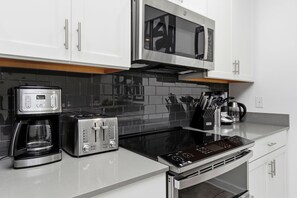 Réfrig érateur, micro-ondes, four, plaque de cuisson