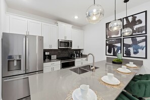 Fridge, microwave, oven, stovetop - Private Family Oasis in ChampionsGate (Davenport)