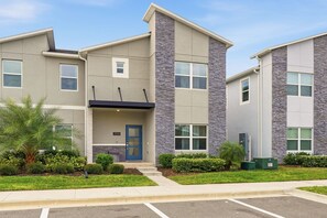 Exterior - Private Family Oasis in ChampionsGate (Davenport)