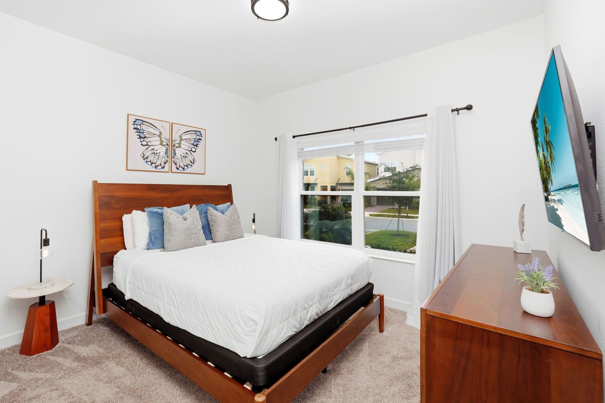 Desk, iron/ironing board, travel cot, WiFi