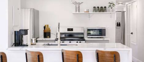 Réfrigérateur, four à micro-ondes, un four, surface de cuisson