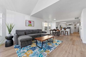 TV, offices - Bright Ground Floor Condo Minutes to Parks (Kissimmee)