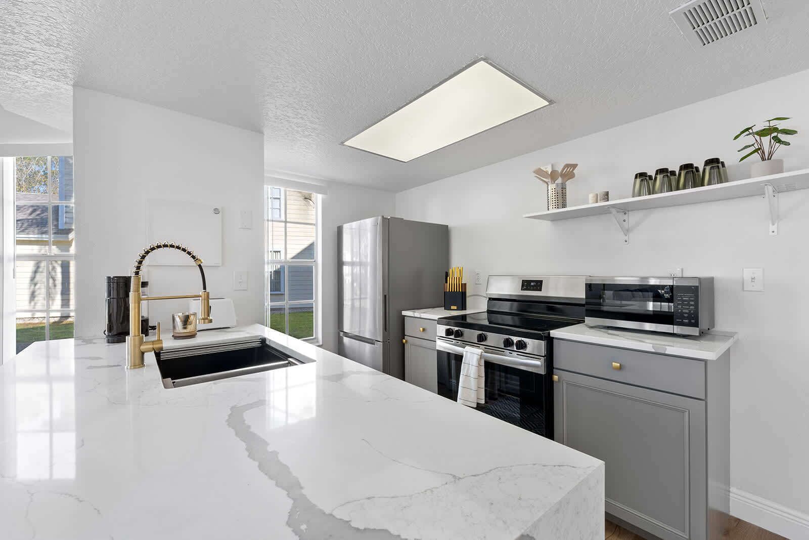 Réfrigérateur, micro-ondes, four, plaque de cuisson