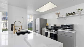 Réfrigérateur, micro-ondes, four, plaque de cuisson