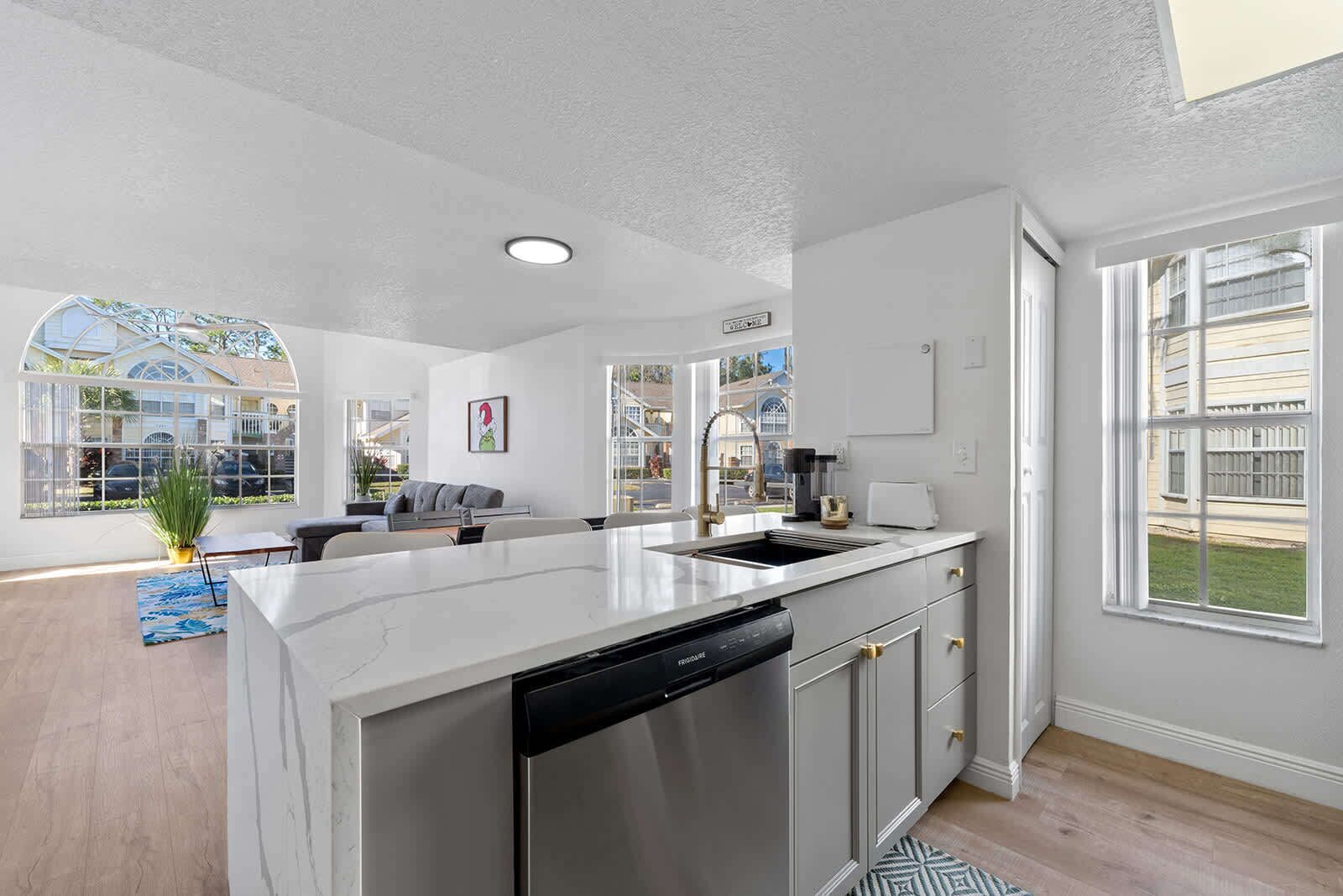 冰箱、微波炉、烤箱、炉灶