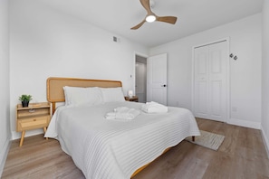 Een strijkplank/strijkijzer, reisbedje, wifi, beddengoed