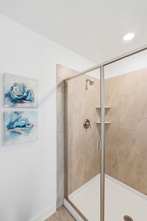 Shower, hair dryer, towels, shampoo - Spacious villa, pool & Disney escape (Kissimmee)
