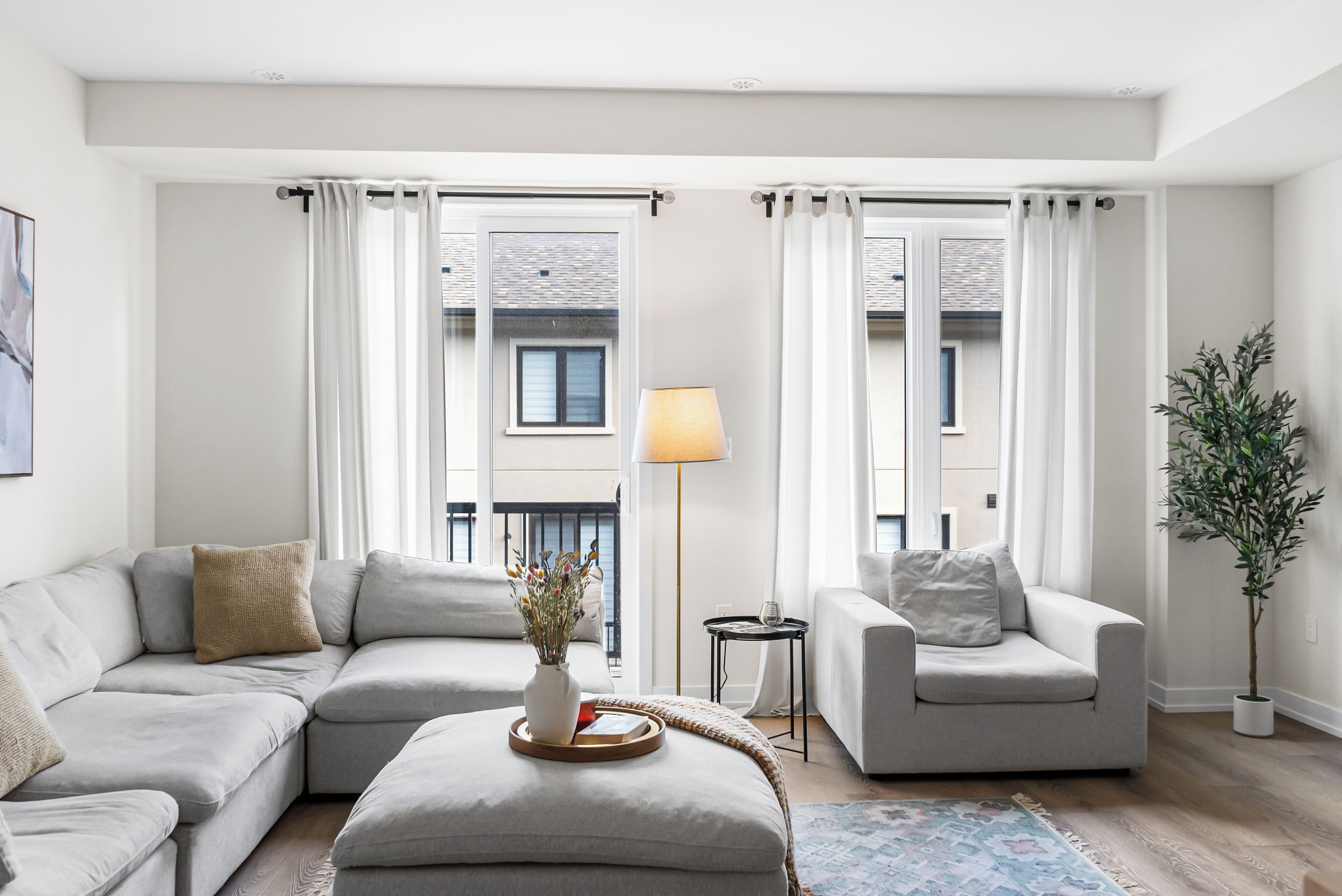 Una televisión, una chimenea