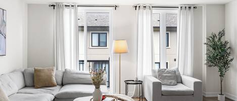 Una televisión, una chimenea