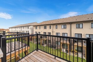 Property grounds - Spacious Modern 4BR Oakville • Parking • Near GO (Oakville)