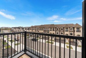 Property grounds - Spacious Modern 4BR Oakville • Parking • Near GO (Oakville)