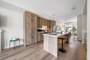 Four Ă micro-ondes, un four, surface de cuisson, lave-vaisselle