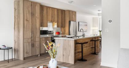 Spacious Modern 4BR Oakville • Parking • Near GO