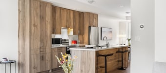 Spacious Modern 4BR Oakville • Parking • Near GO