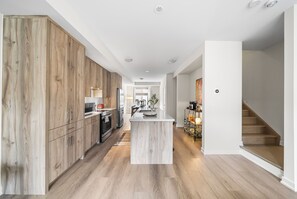 Four Ă micro-ondes, un four, surface de cuisson, lave-vaisselle