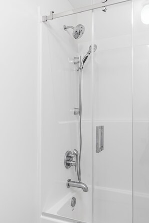 Hair dryer, bidet, towels, soap - Spacious Modern 4BR Oakville • Parking • Near GO (Oakville)