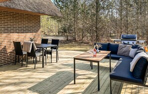 Outdoor dining - Gorgeous home in Blåvand with sauna (Blåvand)