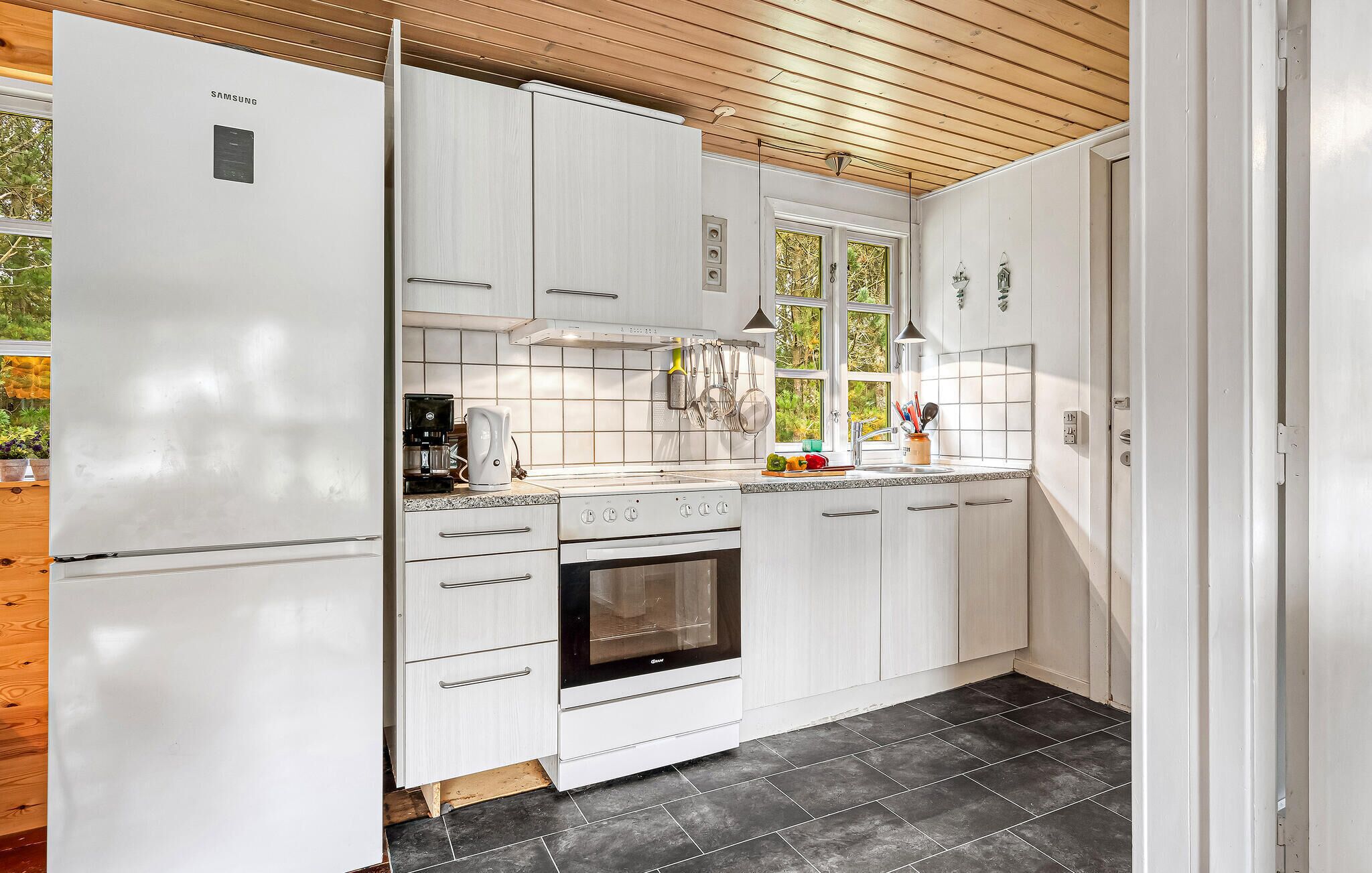 Geladeira, cooktop, cafeteira/chaleira