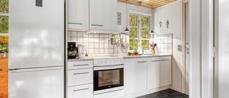 Geladeira, cooktop, cafeteira/chaleira