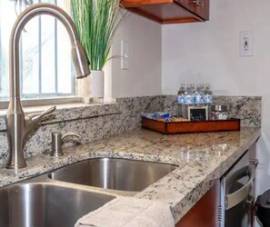 Fridge, microwave, oven, stovetop - Pool House in Exclusive Sam Hughes Neighborhood (Tucson)