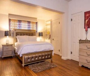 4 bedrooms, iron/ironing board, WiFi, bed sheets - Pool House in Exclusive Sam Hughes Neighborhood (Tucson)