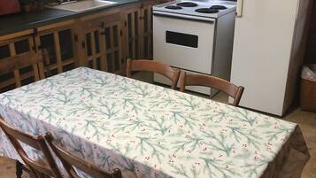 Wasserkocher mit Kaffee-/Teezubehör, Kühlschrank, Mikrowelle, Ofen