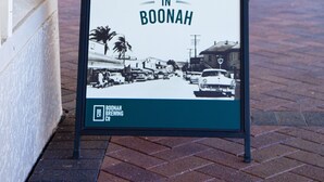 Ein Schild, das Boonah Brewing Co. bewirbt, mit einem Bild eines Oldtimers.