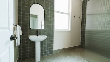 Ducha, artículos de tocador gratuitos, secador de pelo, batas