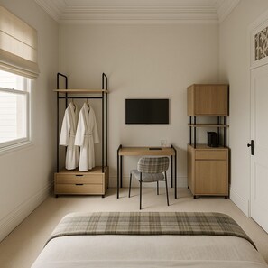 Double Room | Peti besi dalam bilik, meja, ruang kerja komputer riba 