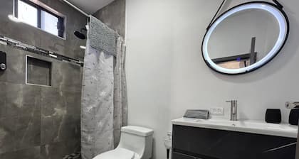 LUNA APARTMENT 8 min from the American Consulate and 10 min from the Mariposa Gate.
