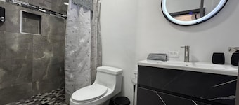 LUNA APARTMENT 8 min from the American Consulate and 10 min from the Mariposa Gate.