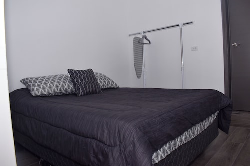 LUNA APARTMENT 8 min from the American Consulate and 10 min from the Mariposa Gate.