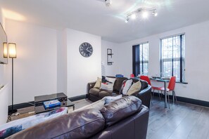 Living area - Leeds Urban Escape / Bright & Spacious 3BR Stay (Leeds)