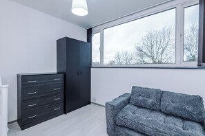 Living area - Leeds Urban Escape / Bright & Spacious 3BR Stay (Leeds)