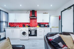 Private kitchen - Leeds Urban Escape / Bright & Spacious 3BR Stay (Leeds)