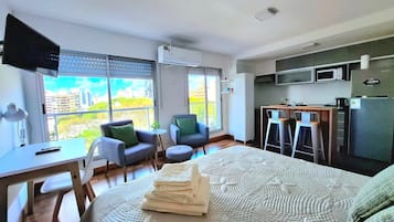 Strykejern/-brett, internettilgang og sengetøy