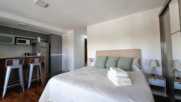 Strykejern/-brett, internettilgang og sengetøy