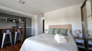 Tabla de planchar con plancha, internet y ropa de cama 