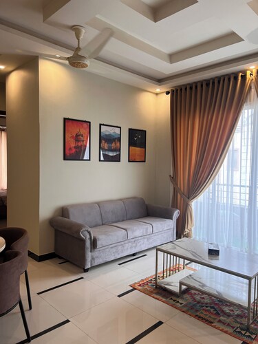 Cozy 2-bedroom condo in secured compound .