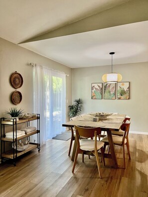 Dining - BeautifulVacation Home, outside Pool, BBQ, Fire Place .fire Pete,Big Yard (Gainesville)