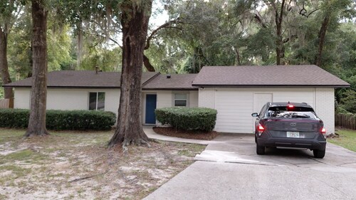BeautifulVacation Home, outside Pool, BBQ, Fire Place .fire Pete,Big Yard