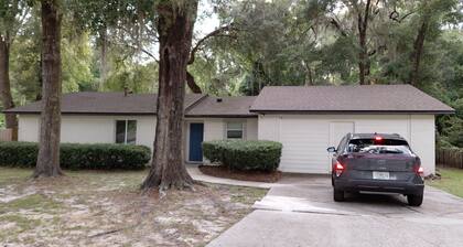 BeautifulVacation Home, outside Pool, BBQ, Fire Place .fire Pete,Big Yard