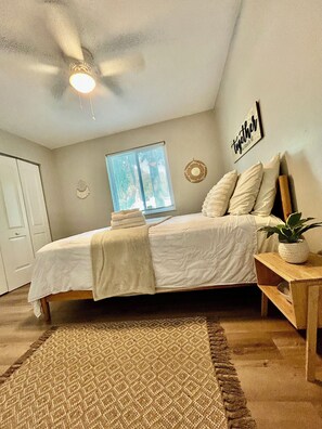 4 bedrooms, iron/ironing board, WiFi - BeautifulVacation Home, outside Pool, BBQ, Fire Place .fire Pete,Big Yard (Gainesville)