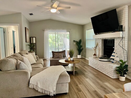 BeautifulVacation Home, outside Pool, BBQ, Fire Place .fire Pete,Big Yard