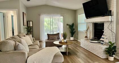 BeautifulVacation Home, outside Pool, BBQ, Fire Place .fire Pete,Big Yard