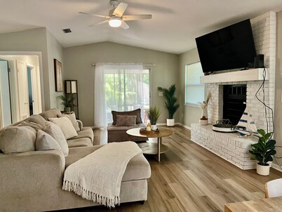 BeautifulVacation Home, outside Pool, BBQ, Fire Place .fire Pete,Big Yard