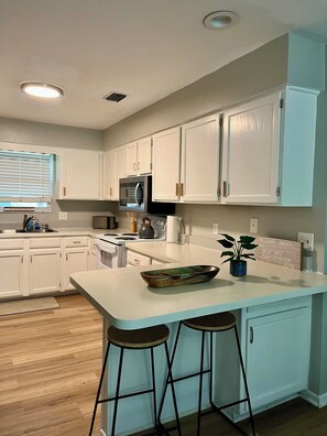 Private kitchen - BeautifulVacation Home, outside Pool, BBQ, Fire Place .fire Pete,Big Yard (Gainesville)