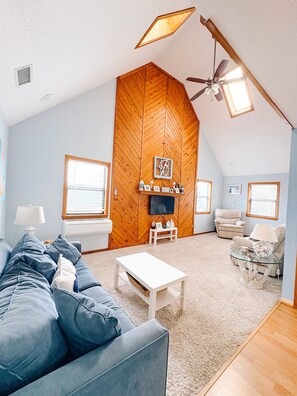 Téléviseur connecté, lecteur de DVD, table de ping-pong, livres